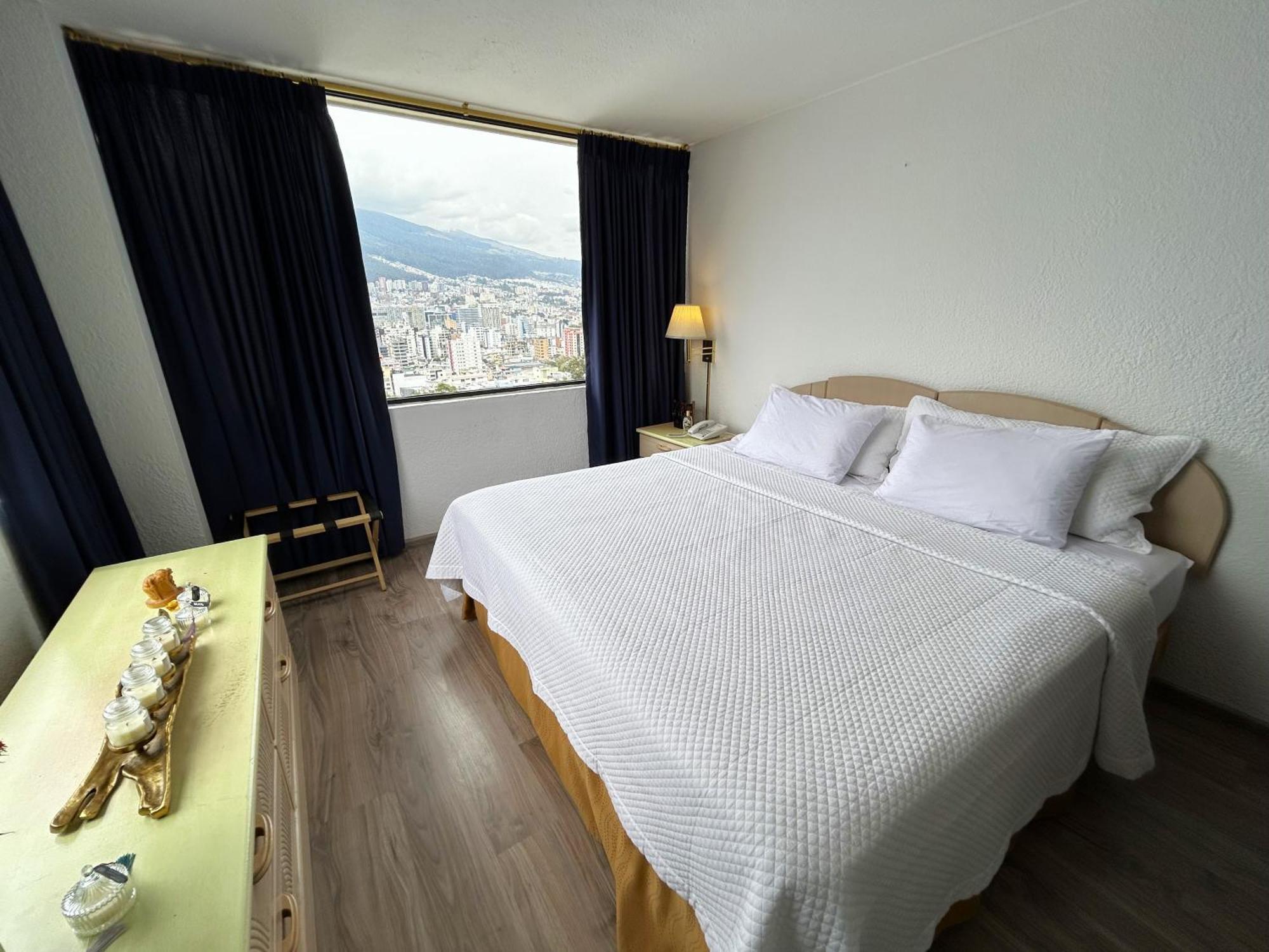 Stanford Suites Hotel Quito Habitación foto